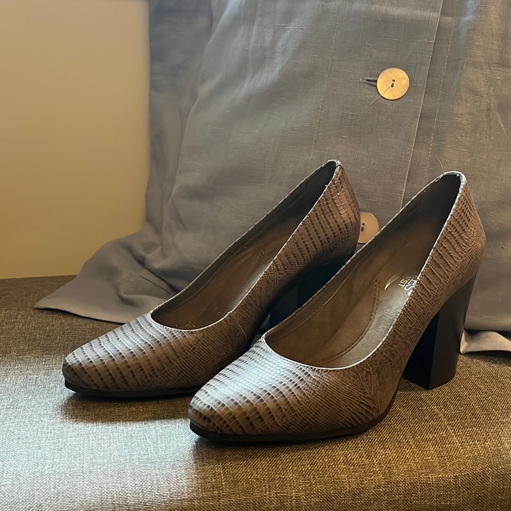 Aerosoles Heel Rest grey leather heels - Size 7